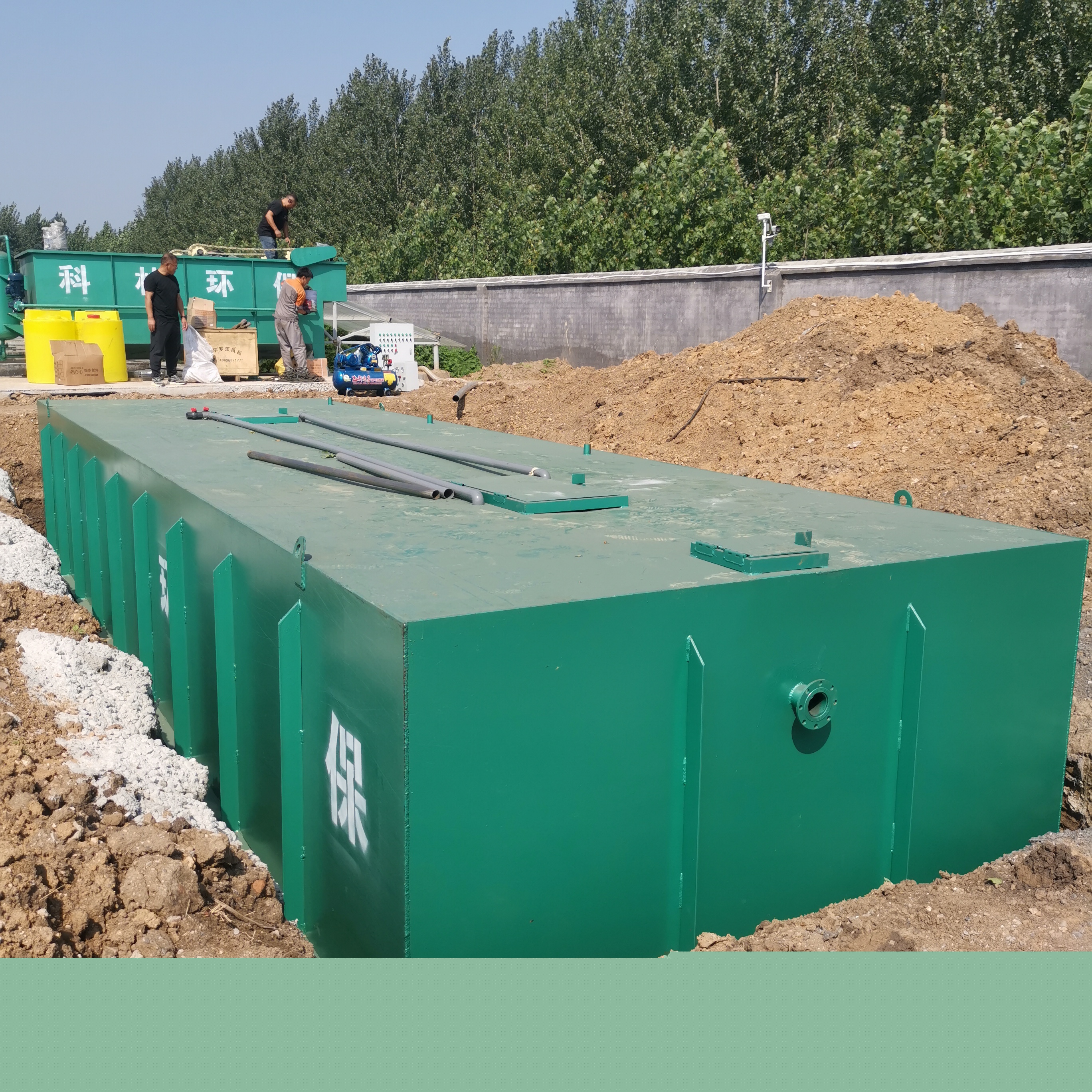 山東濰坊諸城石橋子養(yǎng)雞場氣浮機+半埋式一體化污水處理設備現(xiàn)場安裝